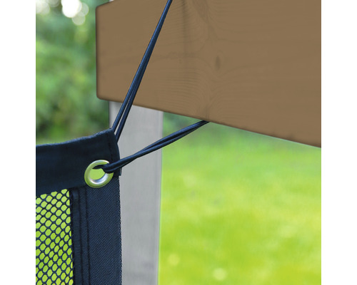 Detailansicht eines Katzennetzes mit Gummibandbefestigung an einer Holzkonstruktion