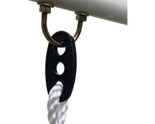 Detailansicht eines Schaukelsitz-Befestigungssets mit U-Bügel, Scheibe und Seil.