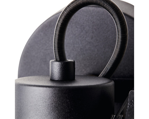 Gros plan d''une applique murale noire avec un bras flexible.