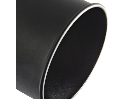 Detailansicht eines runden, schwarzen Backblechs