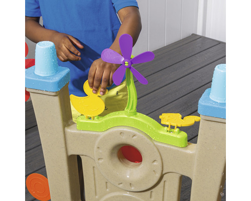Kind spielt mit einer Wasserspielbahn mit Enten und Windrad.