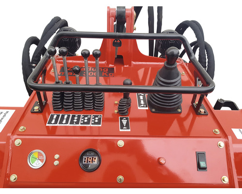 Gros plan des commandes d''une machine de travail avec leviers, affichages et interrupteurs.