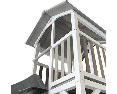 Detailansicht eines Spielturms aus Holz mit Rutsche und Überdachung