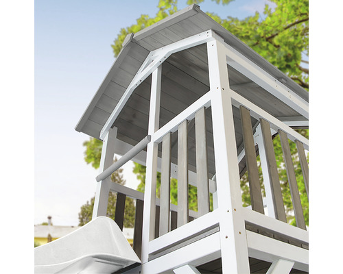 Detailansicht eines Spielturms mit Rutsche und Holzdach