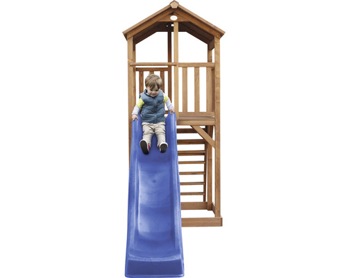 Enfant glissant sur un toboggan bleu d''une tour de jeu en bois.
