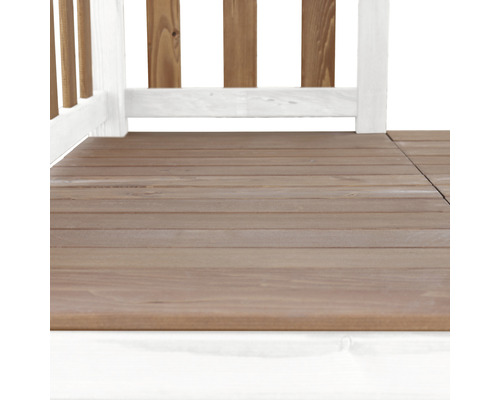 Detailansicht von Holzterrasse mit Holzbalken