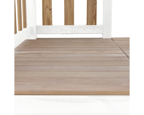 Terrasse mit Holzboden und weißem Geländer.