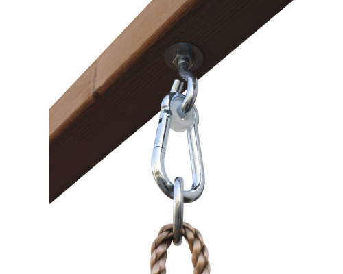Détail d''une fixation de balançoire avec mousqueton sur une poutre en bois