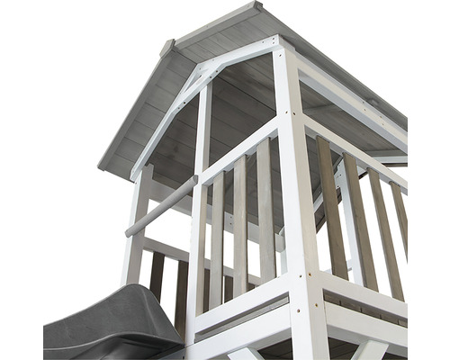 Detailansicht eines Spielturms aus Holz mit Rutsche und Dach.