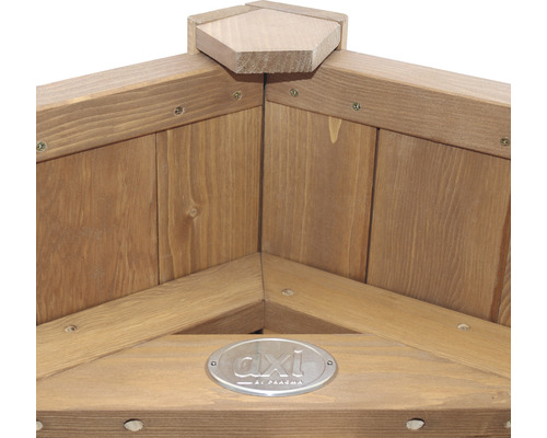 Detailansicht eines Hochbeets aus Holz mit AXI Logo