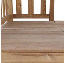 Vue détaillée d''une terrasse en bois avec rambarde