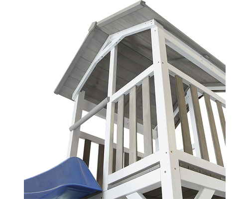 Vue détaillée d''une cabane de jeu avec toboggan et structure de toit en bois