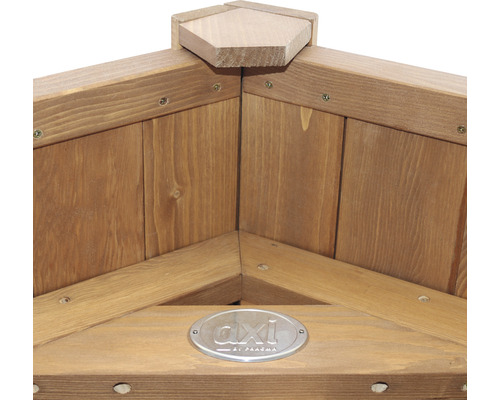 Detailansicht einer hölzernen Pflanzkiste mit AXI by Axpaema Logo