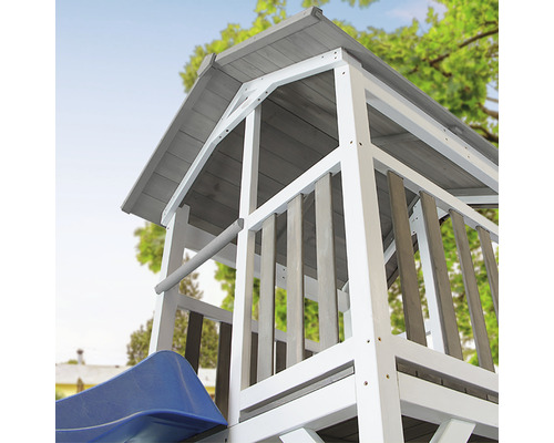 Detailansicht eines Spielturms aus Holz mit Rutsche