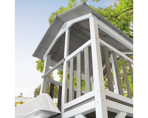 Vue détaillée d''une tour de jeux en bois avec toboggan