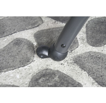 Detailansicht eines Möbelbeins mit Bodenschoner