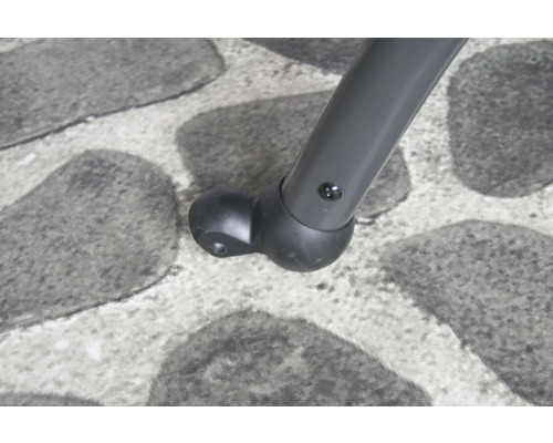 Detailansicht eines Möbelbeins mit Bodenschoner