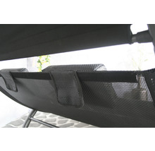 Detailansicht einer schwarzen Gartenschaukel mit Netzbezug