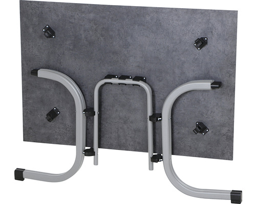 Unterseite eines Tisches mit klappbarem Metallgestell