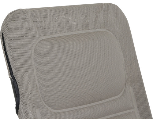 Detailansicht der Kopfstütze eines Campingstuhls aus Netzmaterial