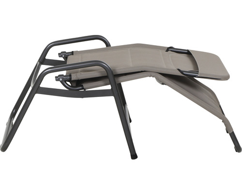 Zusammengeklappter Relaxsessel mit Stahlgestell und Textilbezug