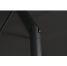 Gros plan sur une articulation de parasol avec mécanisme de réglage