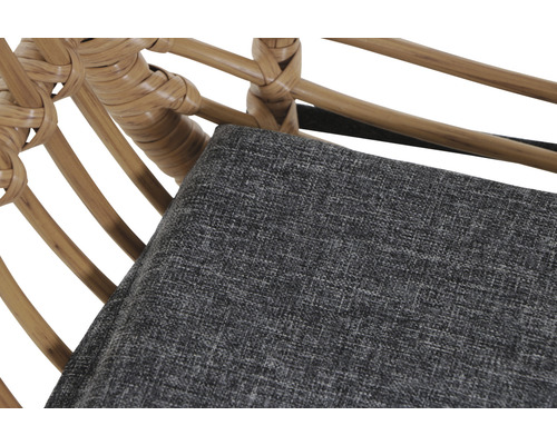 Nahaufnahme eines Rattanmöbelstücks mit grauem Sitzkissen.