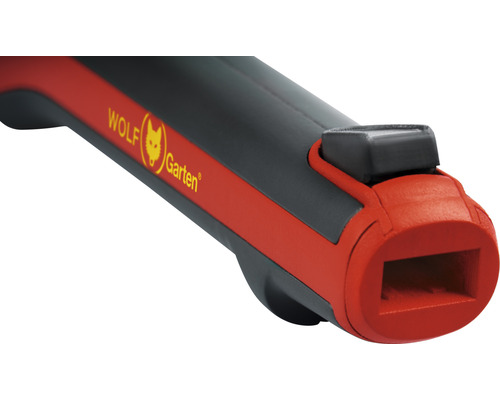 Wolf Garten Logo am Stiel eines Gartengeräts