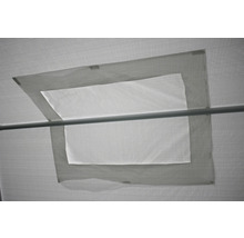 Detailansicht eines Zeltfensters mit Rahmen und Stange