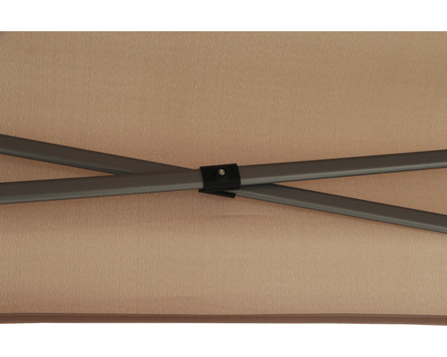 Detailansicht des Gestänges und des Stoffdachs eines Pavillons