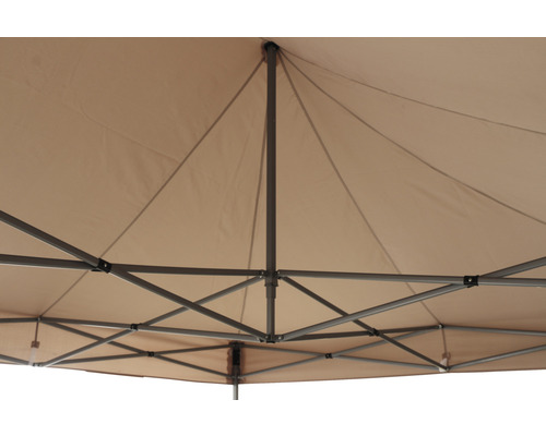 Innenansicht eines Pavillons mit Stoffdach und Stahlrahmen