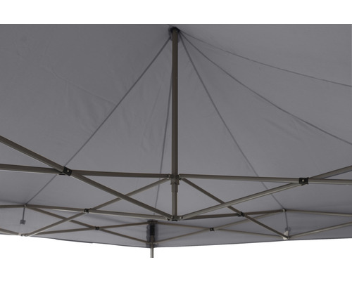 Detailansicht des Baldachins eines Pavillons mit Metallgestell