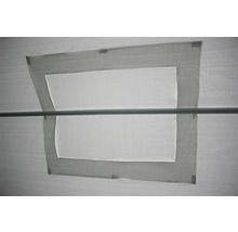 Detailansicht eines Fensters mit Stoffjalousie
