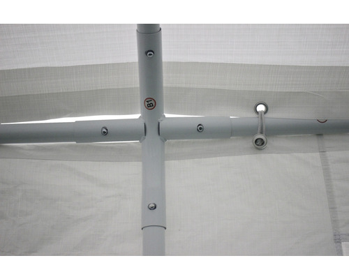 Gros plan d''une armature de tente de réception en acier avec vis