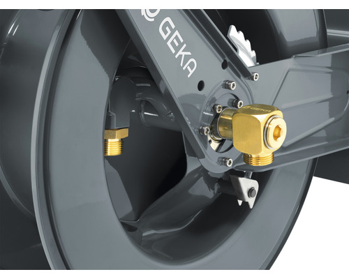 Gros plan d''un chariot d''arrosage GEKA avec raccords en laiton