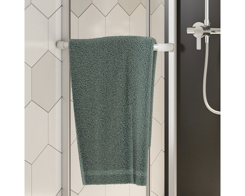 Handtuch an Handtuchhalter im Badezimmer