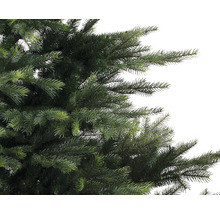 Gros plan sur un arbre de Noël artificiel avec de nombreuses aiguilles.