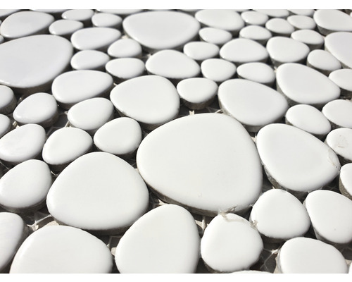 Weißes Keramikmosaik mit Kieseloptik