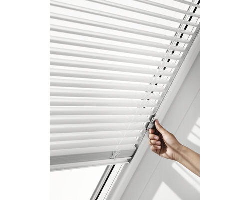 Dachfensterjalousie mit Bedienung