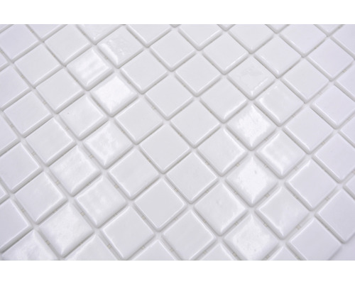 Detailaufnahme von weißen Mosaikfliesen