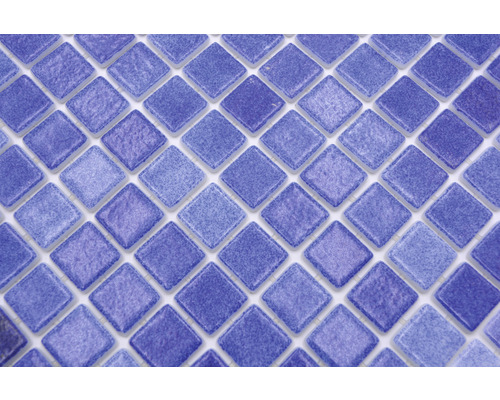 Mosaikfliese mit quadratischen, blau gefärbten Steinen