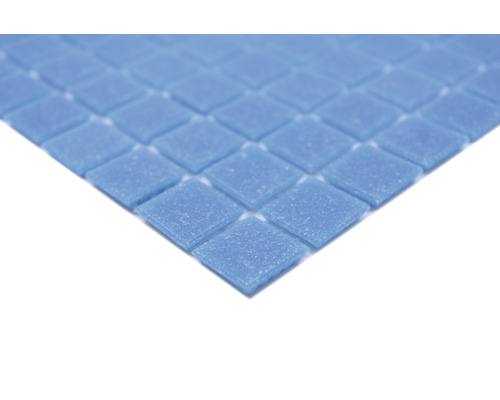 Nahaufnahme einer Fläche aus kleinen, quadratischen Glasmosaikfliesen.