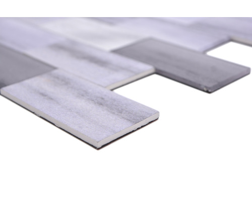 Nahaufnahme von selbstklebenden Wandfliesen im Fischgrätmuster