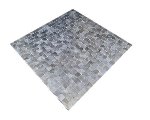 Quadratische Mosaikfliese aus Metall