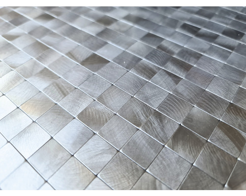 Nahaufnahme von quadratischen Metallfliesen