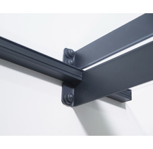 Detailaufnahme einer grauen Terrassenüberdachung an einer Wand