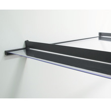 Vordach mit klarer Glasplatte und dunklem Metallrahmen an einer Wand