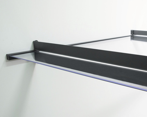 Vordach mit klarer Glasplatte und dunklem Metallrahmen an einer Wand