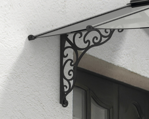 Vordach mit dekorativen Konsolen über einer Tür