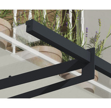Vue détaillée d''un toit de terrasse avec toit en verre et cadre métallique